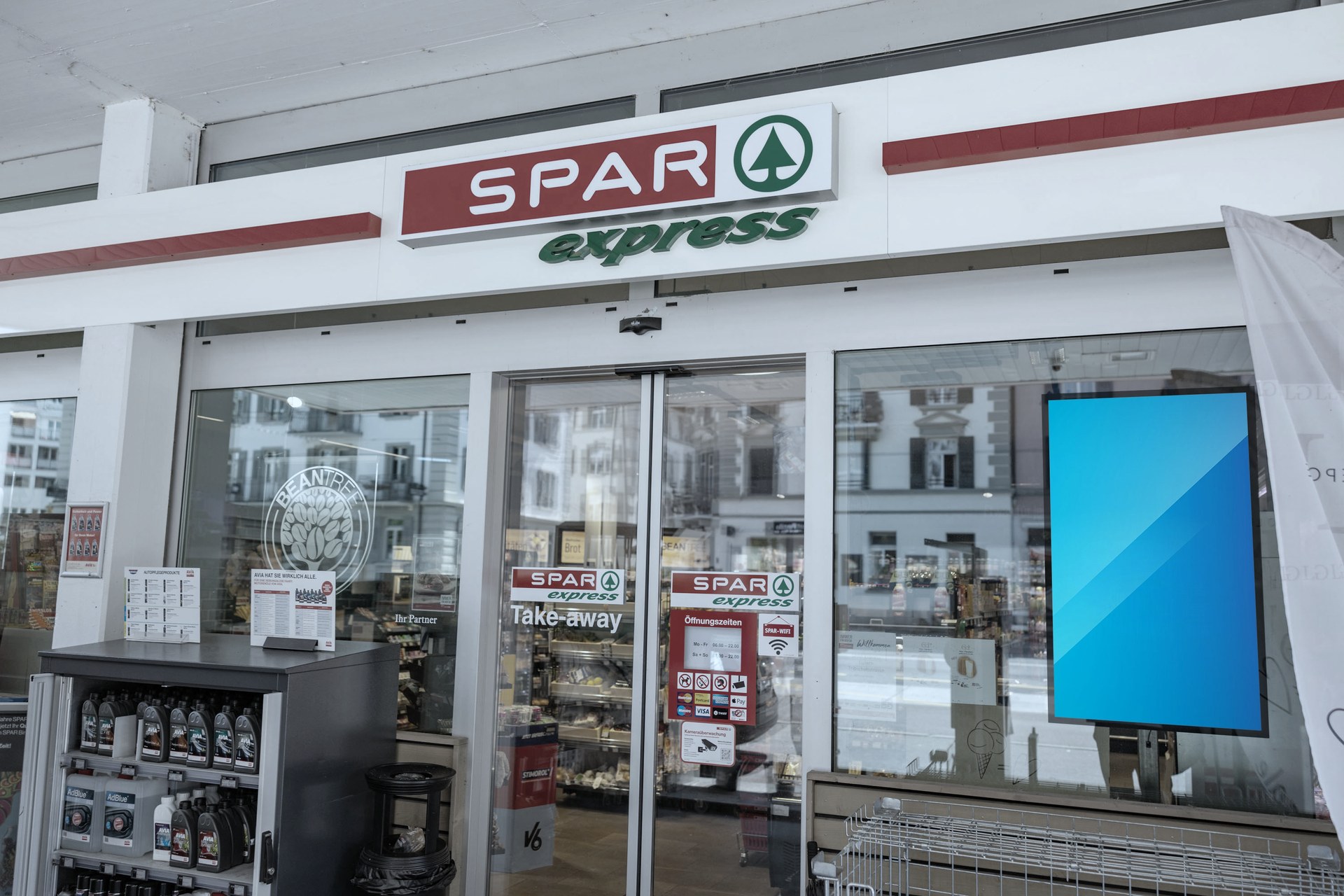 SPAR / TopCC / AVIA — DOOH-Werbescreen